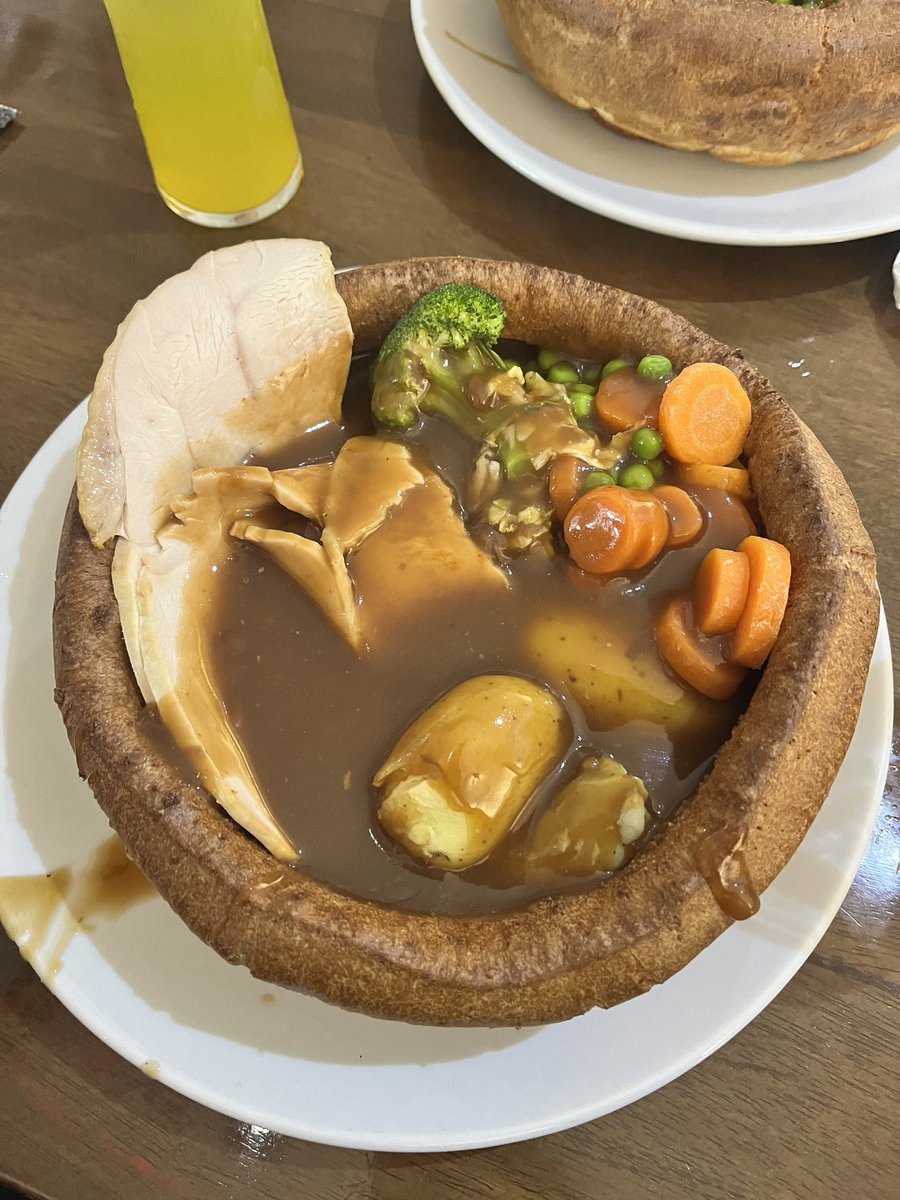 missharsley1's tweet photo. Some weekends I spend doing work, other weekends I spend with family and friends. This weekend was deffo a family and friends weekend attending #HullFair and having a giant Yorkshire pud! #YorkshireIsBest #WellNeededRest https://t.co/DeKCcAID7p