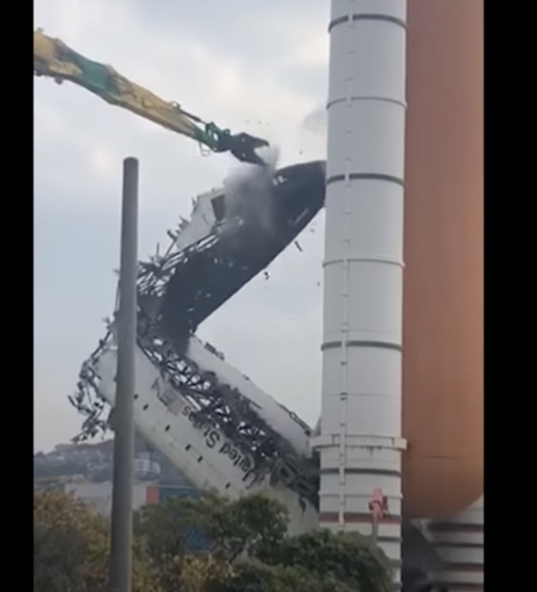 🚨 ÚLTIMA HORA |  LA NASA ELIMINA EL TRANSBORDADOR ESPACIAL ATLANTIS DEL CENTRO ESPACIAL KENNEDY

La NASA está retirando el Transbordador Espacial Atlantis del Centro Espacial Kennedy para llevarlo al desguace. Según apunta el personal de la agencia espacial "ocupaba demasiado".