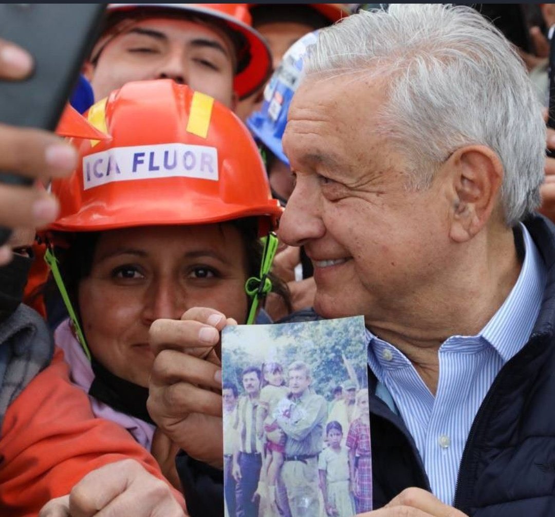 SinLinea_Mx's tweet photo. “Esta imagen de AMLO y la mujer que lo acompaña es increíble. 

Desde siempre, nuestro Presidente fiel a sus principios y a su cercanía con la gente”.

Vía: @PataDeNigua 

¡Qué bonita foto! 🥰 https://t.co/9TTvmd8Yt7