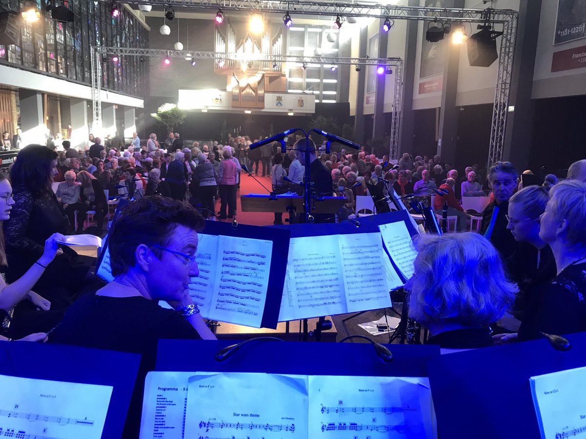 Speelt nu mee bij het #mantelzorgconcert in <a href="/gemeenteweert/">Gemeente Weert</a> @Puntwelzijn  
Gratis dankjewel #concert voor alle mantelzorgers in #Weert 
Prachtige show met wel 150 muzikanten