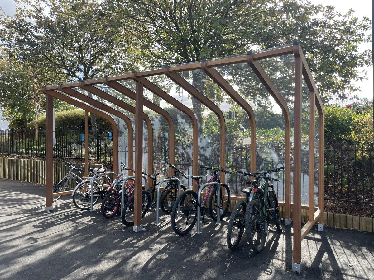 This newly-built Aldi shows it *is* possible for supermarkets to do cycle parking right. And if they do it well, people will use it. ✅ Covered from the elements ✅ Right by entrance ✅ Good natural surveillance ✅ Simple use of Sheffield stands (no wheel benders)