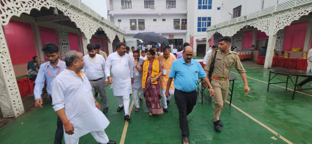 bjpmpsanghmitra's tweet photo. जय हिंद जय भारत
आज आगरा में अखिल भारतीय कुशवाहा क्षत्रिय महासभा के तत्ववाधान में प्रतिभा सम्मान समारोह एवम राष्ट्रीय कार्यकारिणी समीक्षा बैठक में मुख्य अतिथि के रूप में उपस्थित रही
परिवार द्वारा मिले स्नेह, मान-सम्मान से अभिभूत हूँ,आप सब ही मेरी शक्ति हैं, साधुवाद इस प्रेम के लिए https://t.co/ThEQwqoyAp