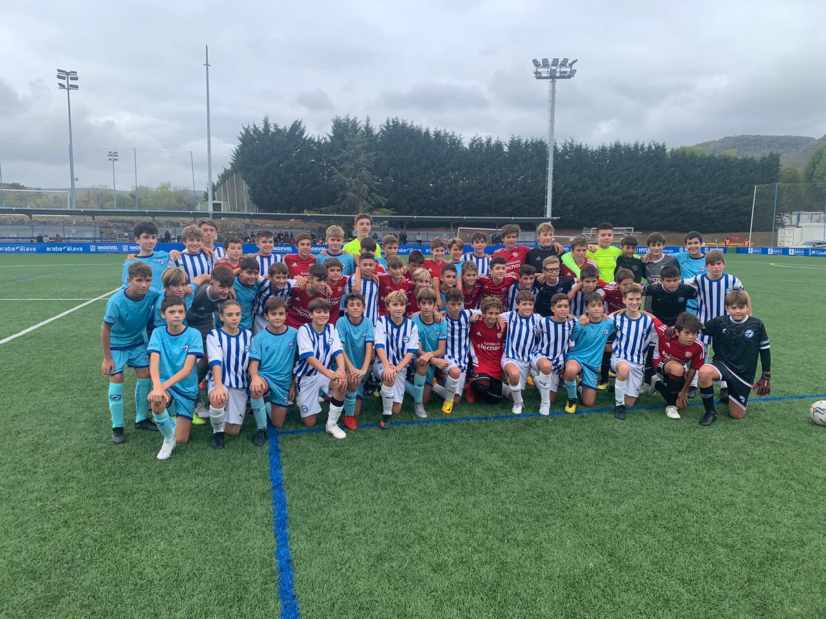 ComillasCF's tweet photo. 🏆 🔵 CANTERA 🔵 🏆 | Aquí os dejamos unas fotos de nuestros 2010 y 2011 en la ciudad deportiva del @Alaves! Vamos azules! 💪🔵⚽️ #somosazules https://t.co/0aPG8v8cJI