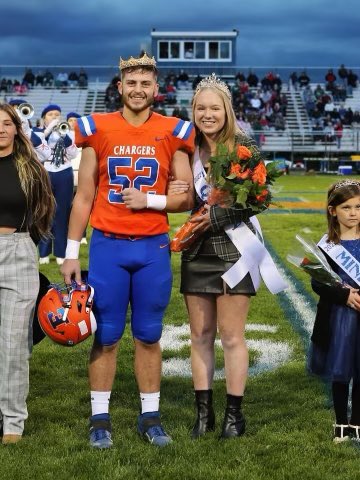 EdisonClass2023's tweet photo. @DominicDymond and @natleimeister are your 2022 Homecoming King and Queen! https://t.co/yRhu79az8o