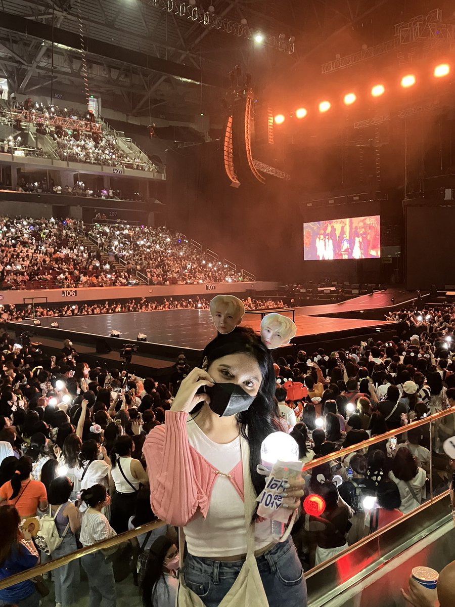 J2hann's tweet photo. Last night. Thank you my @pledis_17 🤍 https://t.co/lsB4TppIH2