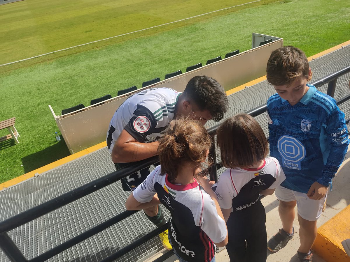 José Luis Márquez (@jl_marquez81) on Twitter photo Gestos que hacen afición. No sabéis lo felices que son con la cercanía de sus ídolos!! 👏🏻👏🏻👏🏻 gracias <a href="/AlessBurlamaqui/">Alessandro Burlamaqui</a> !! +3 ⚫️⚪️⚫️⚪️⚫️❤️❤️ <a href="/CDBadajoz/">CD Badajoz</a> Gestos que hacen afición. No sabéis lo felices que son con la cercanía de sus ídolos!! 👏🏻👏🏻👏🏻 gracias <a href="/AlessBurlamaqui/">Alessandro Burlamaqui</a> !! +3 ⚫️⚪️⚫️⚪️⚫️❤️❤️ <a href="/CDBadajoz/">CD Badajoz</a>