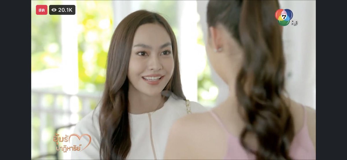 Maebaantidjor's tweet photo. ตอนเห็นฉากนี้ ชั้นนึกว่ากำลังดูอารยาและชลลี่ ในน้ำตากามเทพ แบบรักกันต่อหน้าแม่เลี้ยงไม่ได้ พอเห็นแม่เลี้ยงคือต้องร้าย เพื่อไม่ให้แม่สงสัย😂😂😂 #อุ้มรักปาฏิหาริย์EP10 https://t.co/z5yTnFAnlQ