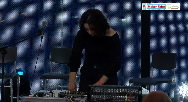 GiovannaDiTroia's tweet photo. Sul palco della #MFR2022 #Vipera che parla del suo rapporto con la #tecnologia, l'uso del sintetizzatore e della sua esperienza di composizione con Make Your Uno Kit di @arduino.
Nella performance live presenta #Trafitto
▶️https://t.co/dVQJRVbFw9
#MakerFaireRome #branded https://t.co/noaaDXCtFN