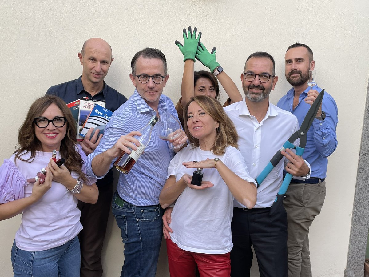 LaBiaBi11's tweet photo. Il tema era: ognuno con l’oggetto preferito https://t.co/t9a1tQU0gU
