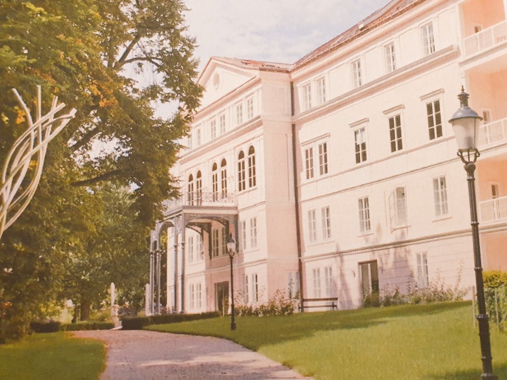 🌞 Schloss Arenberg Salzburg (Open Medical Institute) where <a href="/CAPHRI_UM/">CAPHRI</a> <a href="/VHC_CAPHRI_UM/">VHC_CAPHRI_UM</a> <a href="/EEHE_WG/">ASPHER Working Group EEHE</a> <a href="/MilPavlova/">Milena Pavlova</a> <a href="/ASPHERoffice/">ASPHER</a> <a href="/RositsaKolarova/">Rositsa Koleva-Kolarova</a> <a href="/DrLorenaDini/">Dr. med. Lorena Dini</a> <a href="/Petelos1/">Elena Petelos 🧡</a> <a href="/BosaDjikanovic/">Bosiljka Djikanovic</a> and other #Healtheconomics experts will give a seminar #economicevaluation in #healthcare #hta #heor