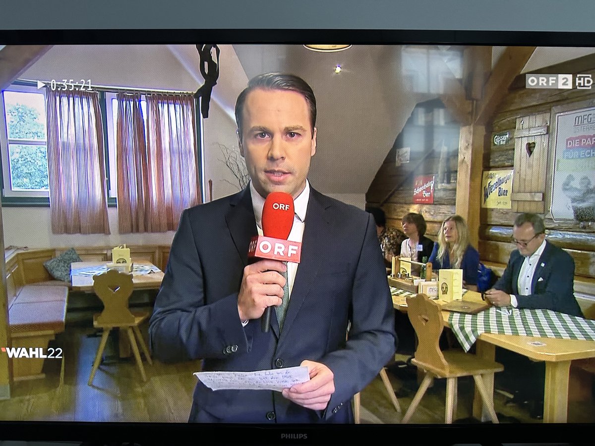 i_am_fabs's tweet photo. LOL bei der MFG Wahlparty sitzen einfach nur 4 Leute im Hintergrund, die sich alle fadisieren. Ich schreie. 🤣🤣🤣🤣🤣 #bpw22 https://t.co/BINMNCSzpM