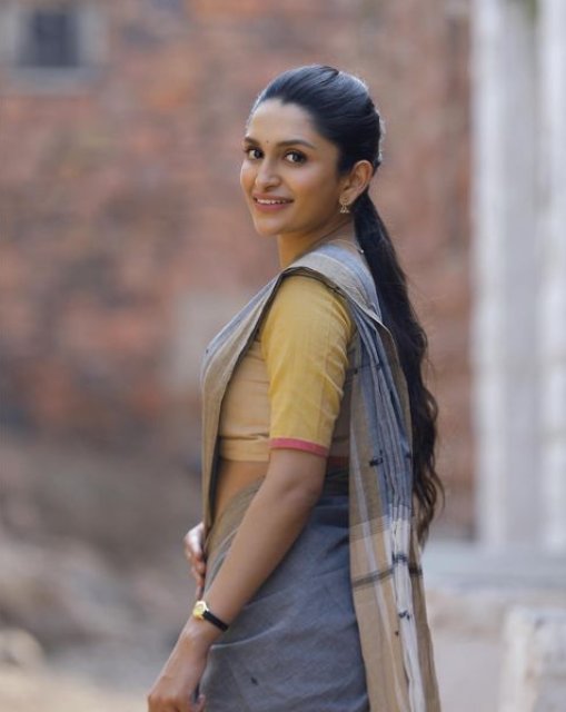 filmfare's tweet photo. Congratulations! 

The Filmfare Award for Best Debut Female - Kannada goes to #DhanyaRamkumar for #NinnaSanihake at the 67th #ParleFilmfareAwardsSouth 2022 with Kamar Film Factory. https://t.co/xdZOs6oBED