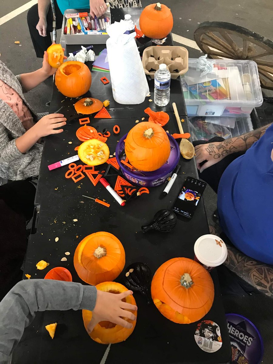Wyntercon's tweet image. We had a great time today at Morrisons craving pumpkins in aid @DemelzaHospice 🎃

A massive shout out and thank you to Kim from Morrisons for donating the pumpkins, tools &amp;amp; choccies &amp;amp; to Karen @seahavenfm for promoting the event.

#eastbourne #sussexevents #sussex #ukcharity