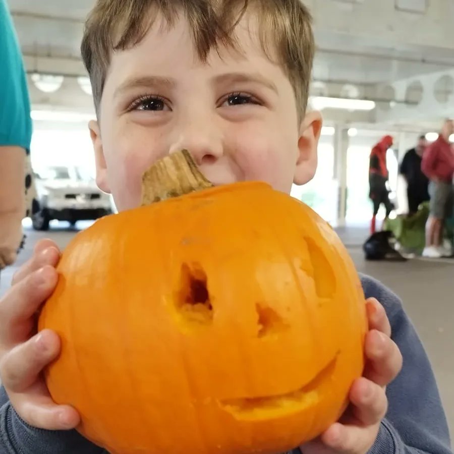 Wyntercon's tweet image. We had a great time today at Morrisons craving pumpkins in aid @DemelzaHospice 🎃

A massive shout out and thank you to Kim from Morrisons for donating the pumpkins, tools &amp;amp; choccies &amp;amp; to Karen @seahavenfm for promoting the event.

#eastbourne #sussexevents #sussex #ukcharity