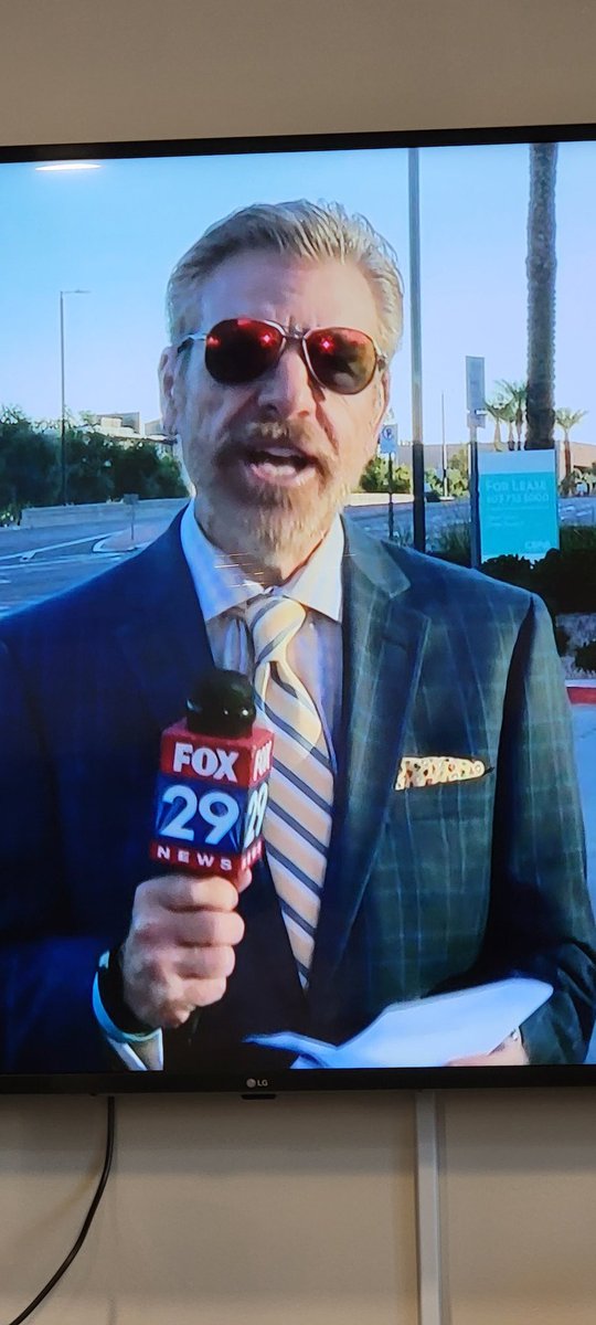 diamondboyluis's tweet photo. @howardeskin of @FOX29philly just asked why is the sun just coming out in Arizona. Lemme see its 10:30am in The East Coast and 7:30am in The West Coast. 🤔🤔🤔Can someone explain to him how time works😂😂😂 #gooddayphiladelphia https://t.co/1IvHGaXdUP
