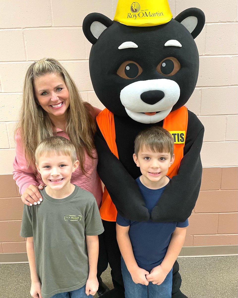 donnapbailey's tweet photo. Planting seeds! Story time with Otis the Bear for manufacturing month at Oakdale Elementary. @MfgDay @WomeninMFG @ACT @Baylor https://t.co/T7FEsvRh3K
