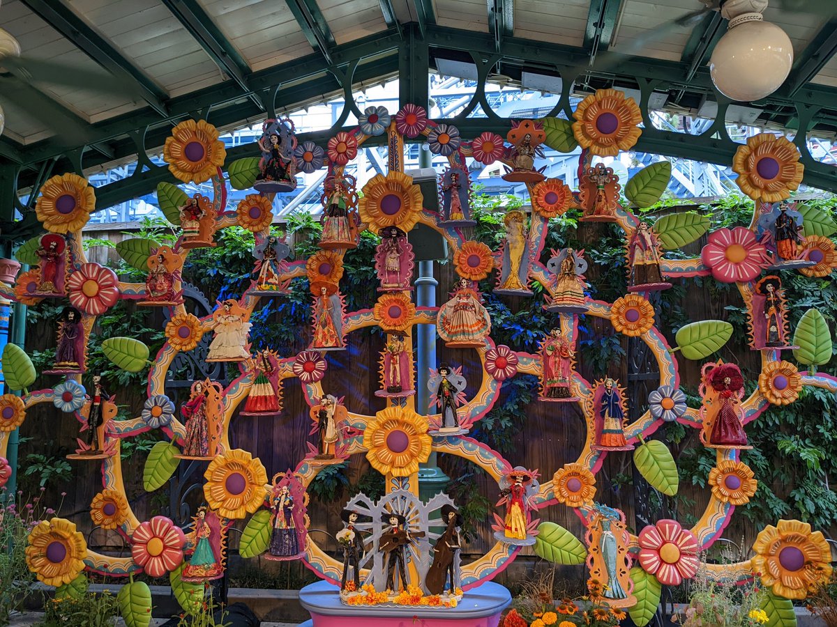 DollyDives's tweet photo. i was VERY impressed with the Plaza dea Familia in DCA. The colors were so vibrant!
#disneyland
#DCA
#CaliforniaAdventure
#oogieboogiebash
#boogiebash https://t.co/Mc2QdkY6ey