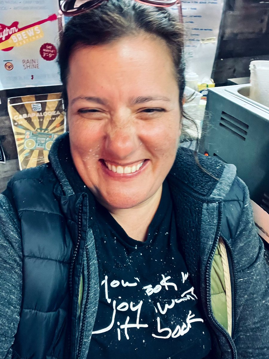 saragoldrickrab's tweet photo. When you experience a fried Oreo for the first time - on your husband’s birthday!
(yes that’s powdered sugar all over my @HappyWoman9 Joy T-shirt)
#LifeIsBeautiful #LifeIsGood #CarpeDiem #FoundMyJoy
#GotItBack
#Foodie #BurgerTime https://t.co/QLER1Een8Y