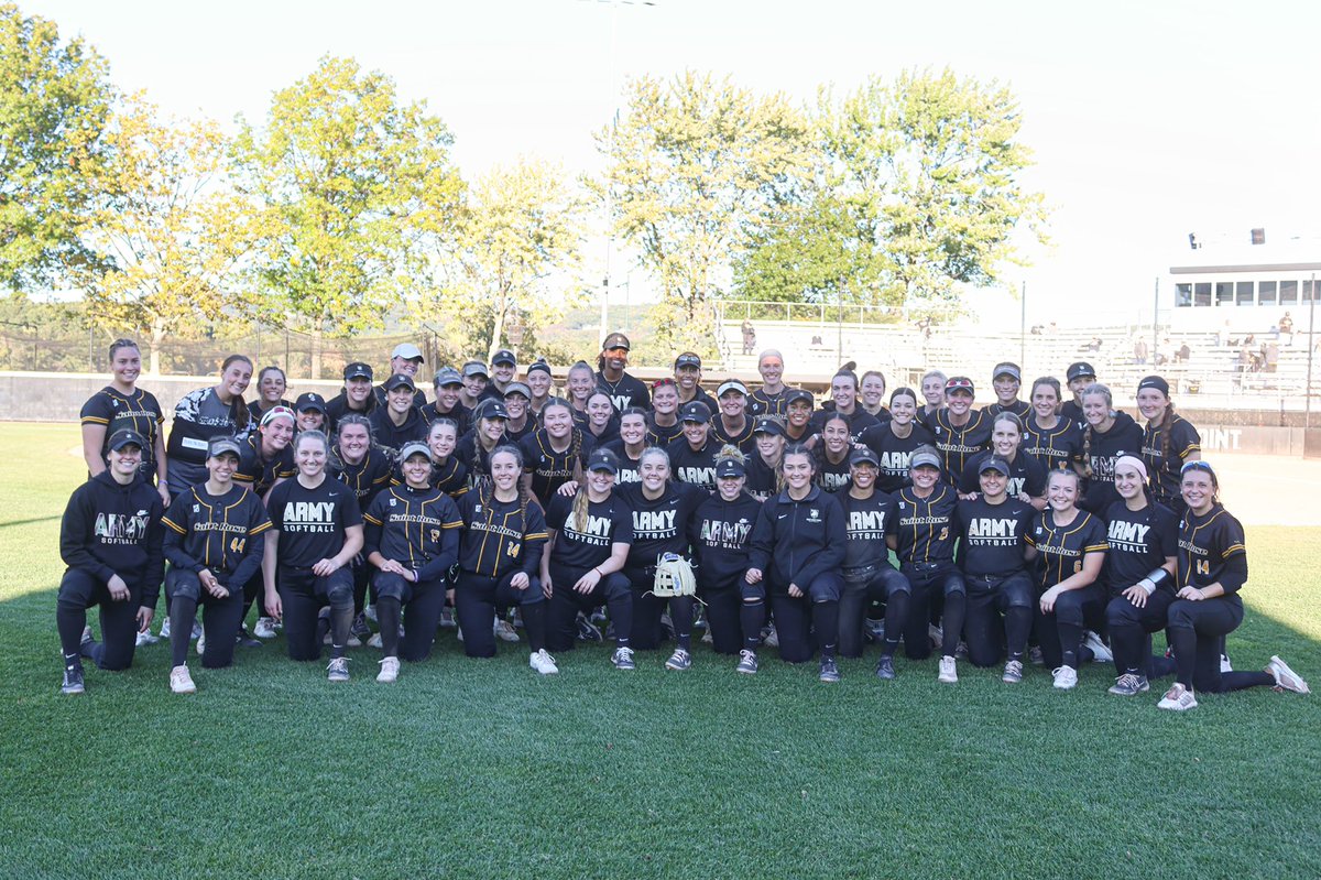 Coach_PJAnadio's tweet photo. This picture says it all! An incredible day and an incredible place! And our young ladies show the upmost respect for the Army players! Much Respect and Thank You for your service! https://t.co/5HHKXZCzNU