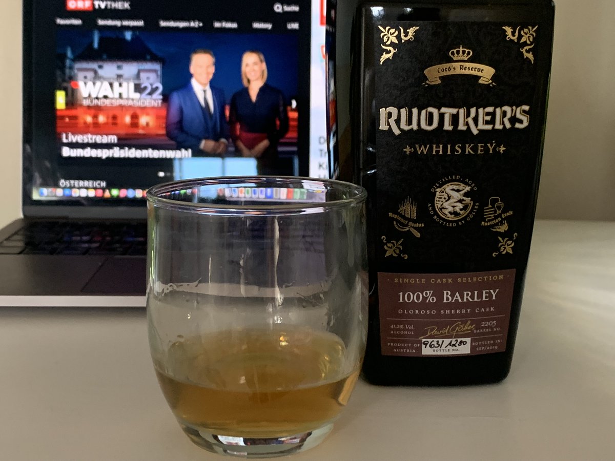 WascherClaudia's tweet photo. Ready to root for @vanderbellen with a glas of Ruotker's (my first bottle of Austrian Whisky) #Bundespraesidentenwahl #BPWahl22 #AustrianElection #expatlife https://t.co/Edy2QfkExI