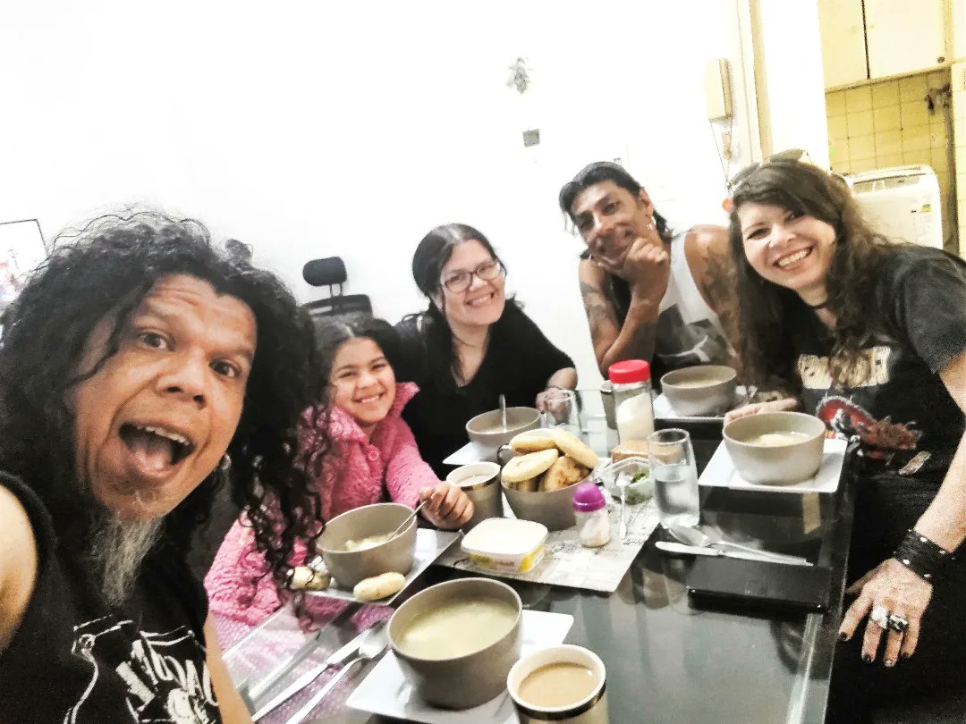 jmarinovasquez's tweet photo. Desayuno con Pizca Andina en casa y en familia, para recibir a nuestros queridos amigos Nadezhna y Gerardo ❤️❤️
@NadezhdaLambert y @gerardomaquina1
.
.
.
.
#domingo #pizcaandina #andesvenezolanos #greatings #gochos #gochosporelmundo https://t.co/zzpyQnygva