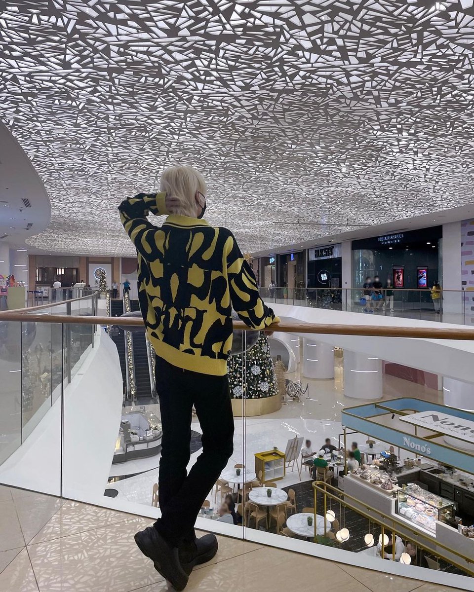 PROWDINO's tweet photo. went to where junhui went, merry christmas ! https://t.co/bTat6X2ymm