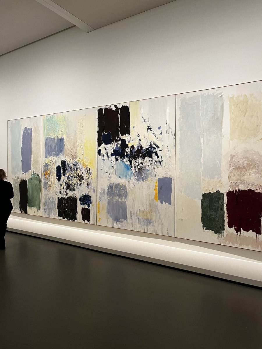 antonioberruezo's tweet photo. Cuando eliges el color de la pared de casa #fondationlouisvuitton https://t.co/7QZwE64sZg