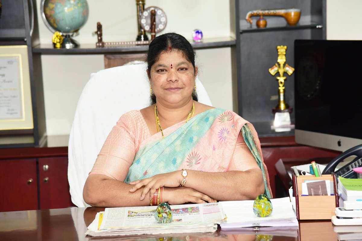 GVMC_VISAKHA's tweet photo. Dial Your Mayor program will be conducted tomorrow(10/10/22) from 10 AM to 11 AM followed by Spandana program from 11 AM to 1 PM. Citizen can call on 1800 4250 0009 for registering their grievances through Dial Your Mayor program.

#VizagSaysNotoPlastic https://t.co/9bkAk8BQJ2
