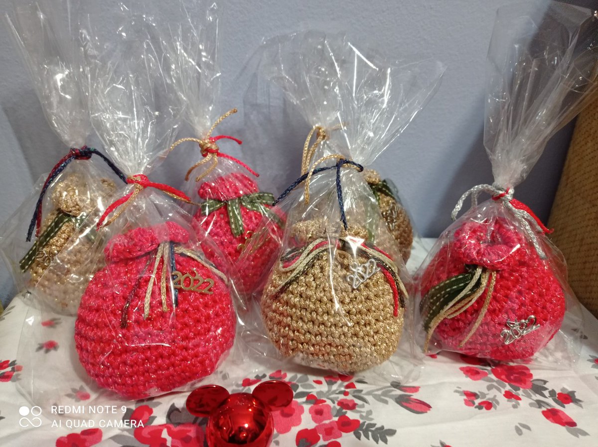 LMAGDALANI's tweet image. Ετοιμάζονται τα χειροποίητα ρόδια #ροδι #χειροποιητο #γουρι