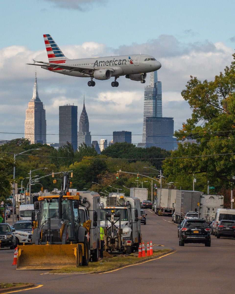 msilverpictures's tweet photo. 📸🛬On the approach to LaGuardia

@AmericanAir @EmpireStateBldg @SummitOV https://t.co/6up8iVWsZJ