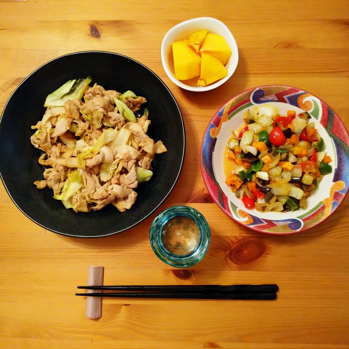 今日の夕飯💕豚とキャベツ炒め🔥お野菜はキューブ野菜のアラカルト炒めde🥦✨柿も食べるよ💕🤣呑まれる方はかんぱーい🍻