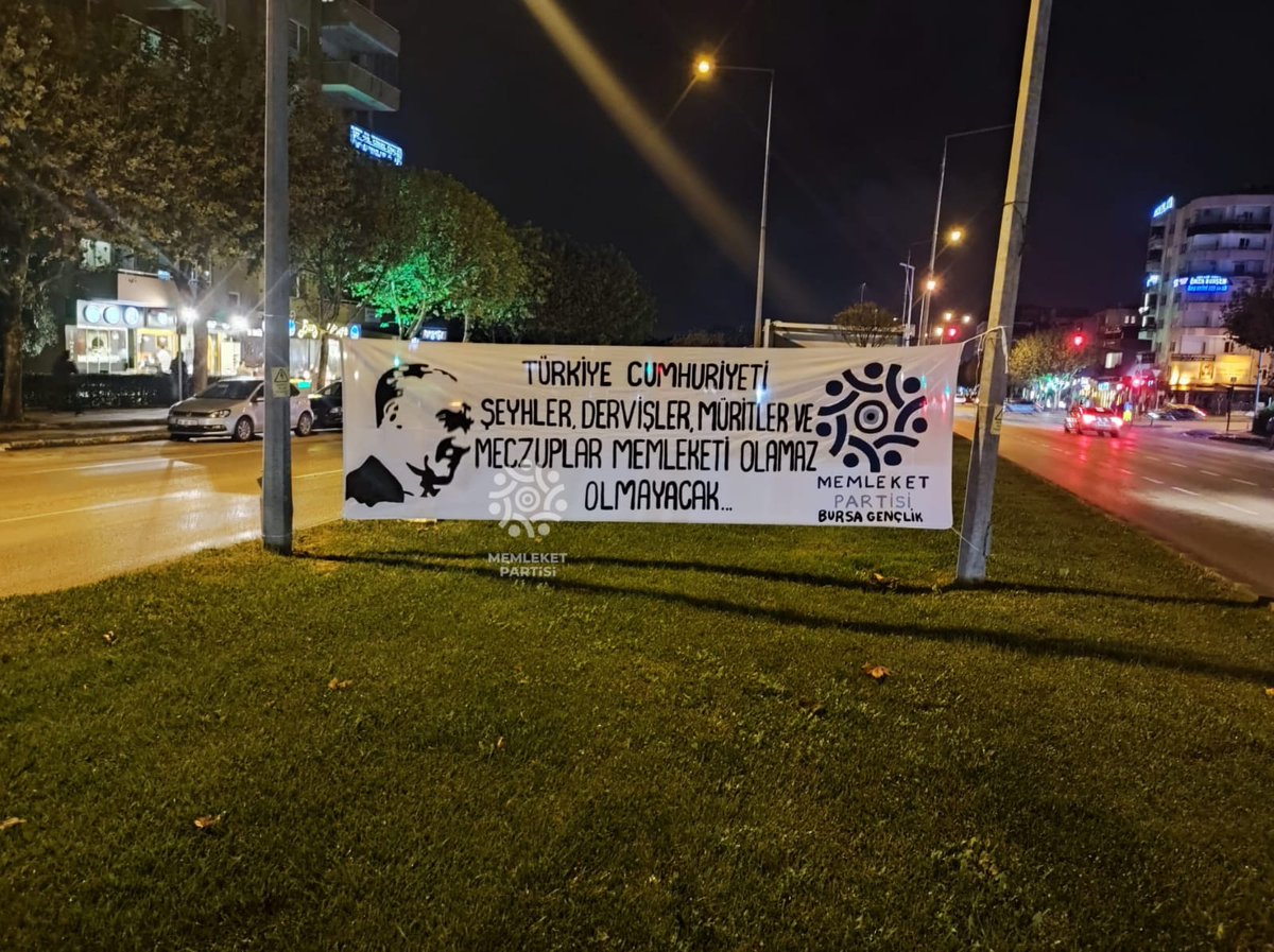medyablok's tweet photo. Memleket Partisi, Bursa'da tarikatlara ve cemaatlere karşı pankartlar astı.

Havuzu değil, @medyablok'u takip edin. https://t.co/qc1R8VQOLx