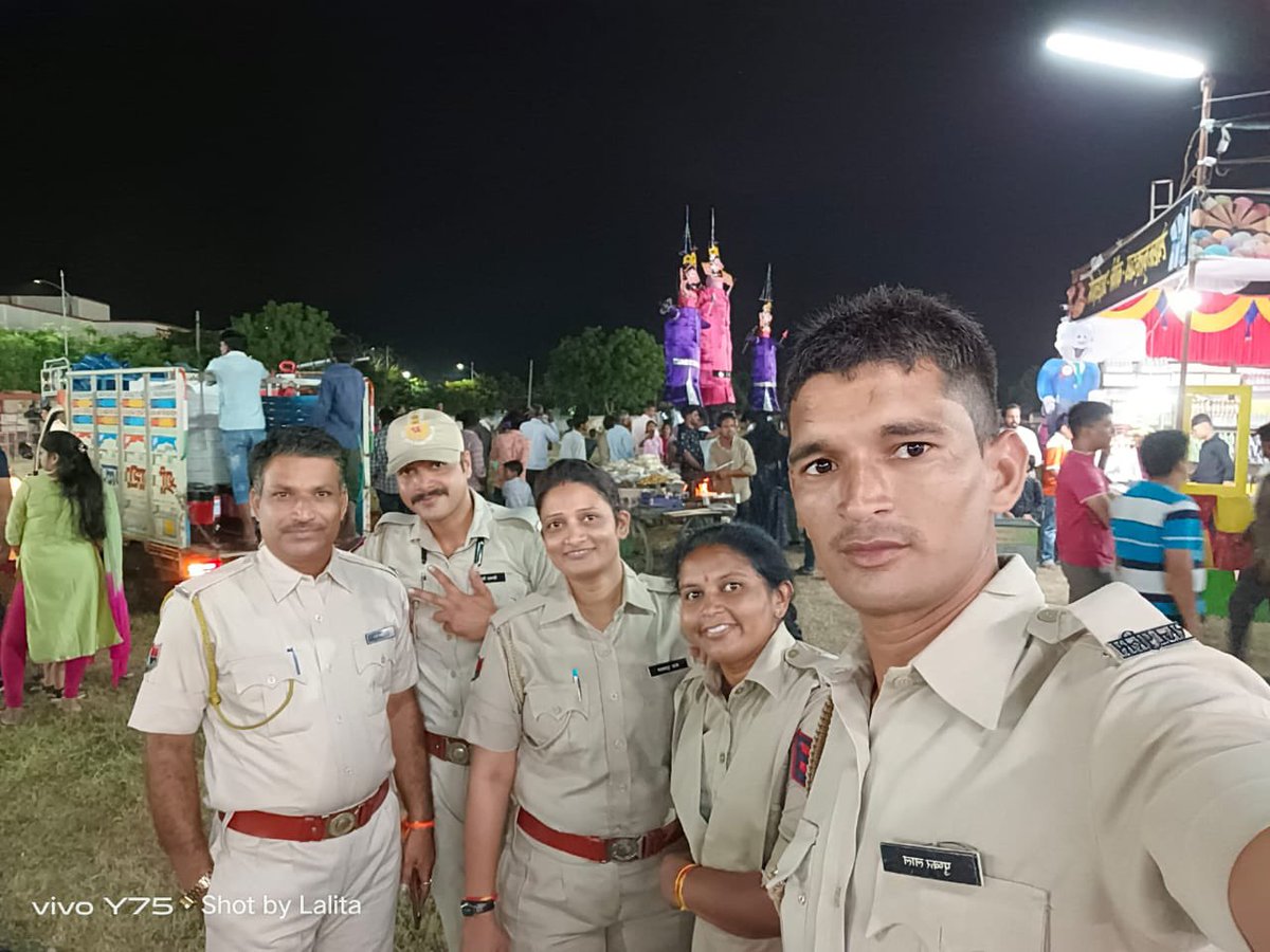 Avi_857's tweet photo. सावधान हँसना मना है…🤐
अभी @DainikBhaskar वाले आजाएँगे बोलेंगे duty करते समय पुलिसकर्मी हंसते है duty नही करते है..!!

@LalitBo49582784 https://t.co/hvo7AO5QPD