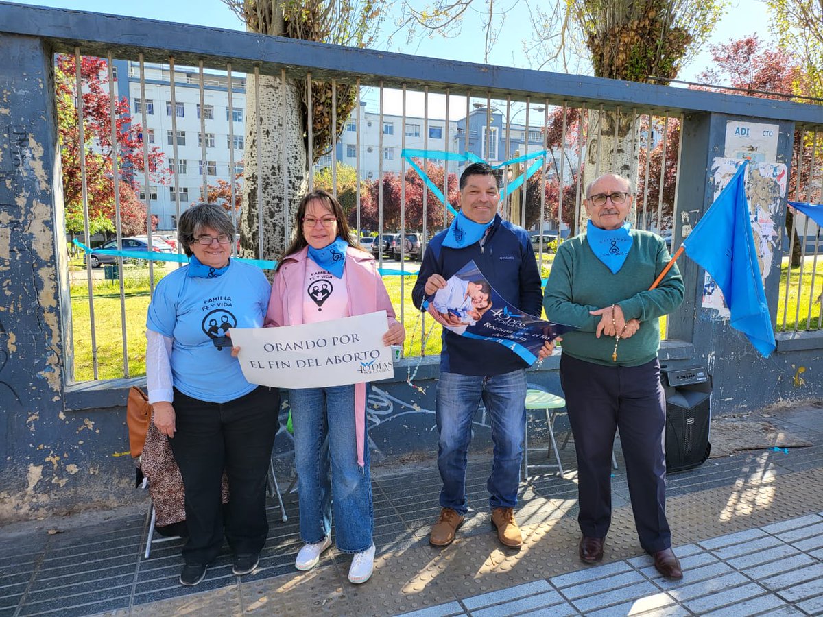 OlacelesteProvi's tweet photo. Hoy acompañando a @cfelmerv en las afueras del hospital de la Universidad de Chile para orar por los #40DiasPorLaVida https://t.co/Au9HlwqK27