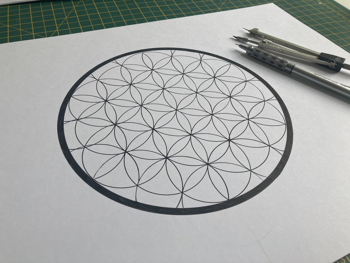 AIsonArt's tweet photo. Day 14 of #the100dayproject and I’ve constructed the Seed of life. #mathart #100daysofmathart #mathartchallenge #mathsisfun https://t.co/J3cPx7xDQc