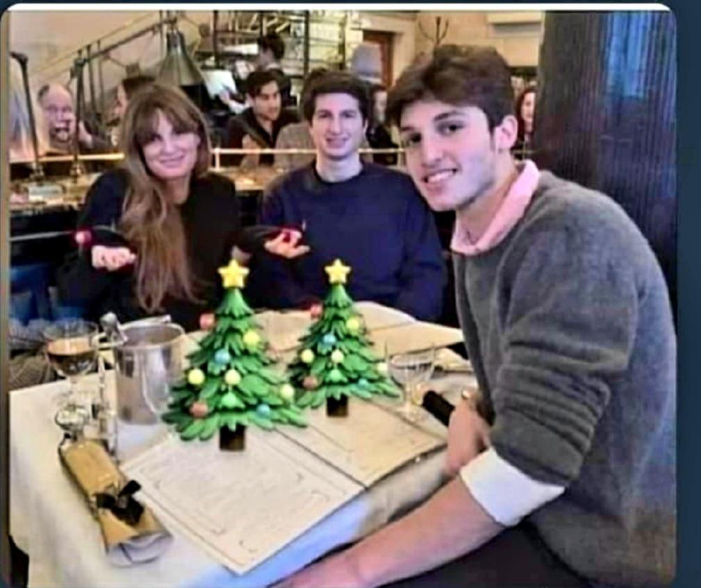 یہ دو بچے  لندن میں زندگی گزار رہے ہیں۔ ان کا ابا پاکستان میں ریاست مدینہ کا ٹھیکیدار لگا ہوا ہے۔۔۔