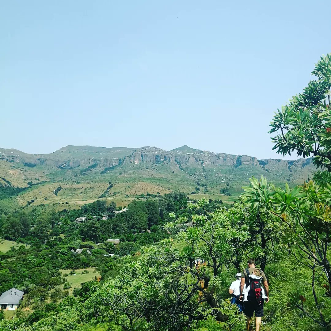 5starstories's tweet photo. When they say it's a family resort, they are not lying!!

This is what it looks like when just about every family staying at @Cavern1941 decides to join for the morning hike to the natural pool 👨‍👩‍👦🚶‍♀️🚶‍♂️💦

What an adventure!!

#drakensberg #drakensbergmountains #drakensberghikes https://t.co/CG7mSV28s7