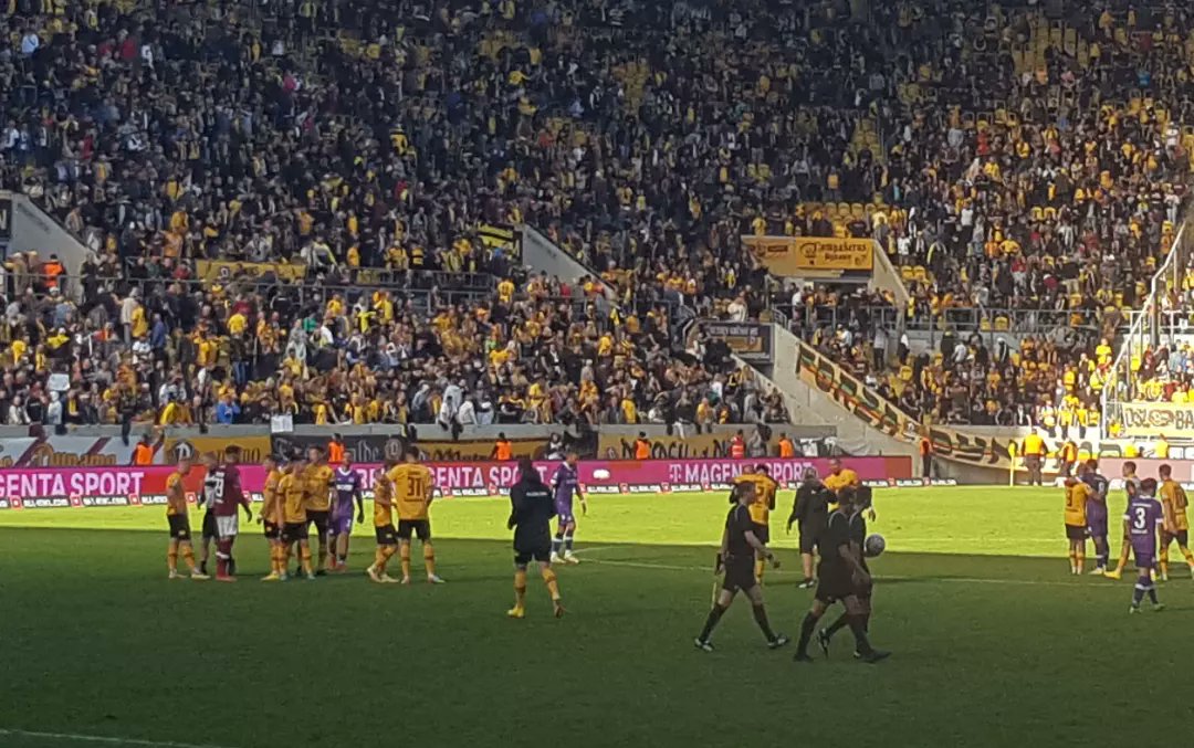 FreitalonTour's tweet photo. SGD vs OSNABRÜCK 3:2
LIGA3
Z: 21726
Tag und Nacht bei der Band. Herz in beide Hände genommen..Mentalität gezeigt..Osnabrück gefressen .Auuuf Dynamo #sgd1953 #ftlot #ud #ultrasdynamo #sgdvfl #fightergirl #tina #immermituns #fuckcancer https://t.co/AuI6vHA4s9
