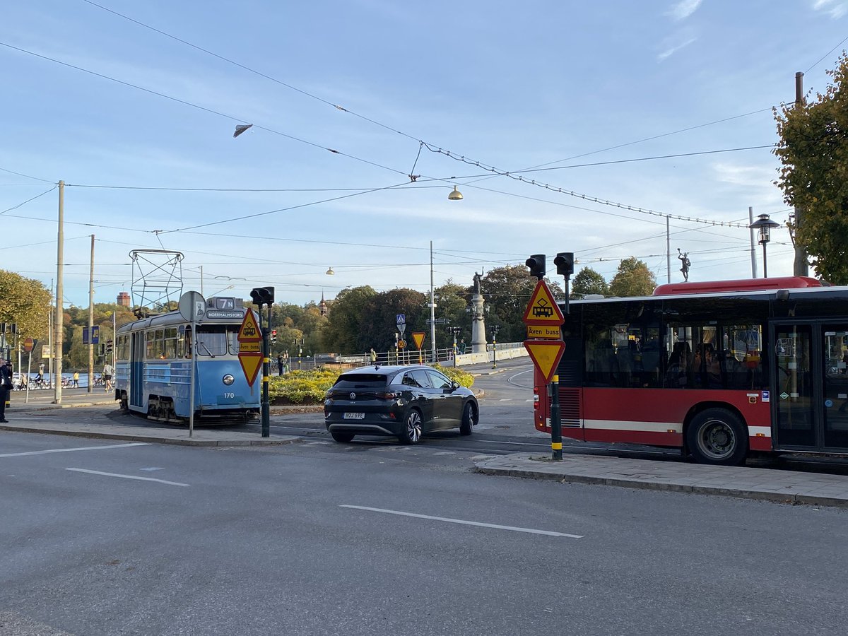 margasvensson's tweet photo. Spårvagnskaos på Östermalm! Museispårvagn fast i spåret och stopp för spårvagnar från Djurgården. Fin dag för promenad 😆 https://t.co/ZoTXCXXQvx