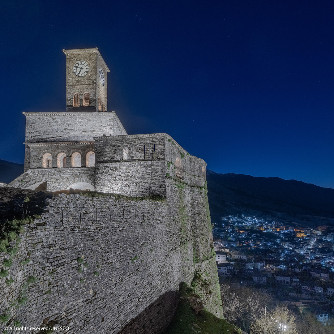 Une vue fortifiée. #PhotoDuJour : Centres historiques de Berat et de Gjirokastra 🇦🇱, inscrits sur la Liste du #PatrimoineMondiale de l’@unesco_fr en 2005. whc.unesco.org/fr/list/569/ #TheNext50