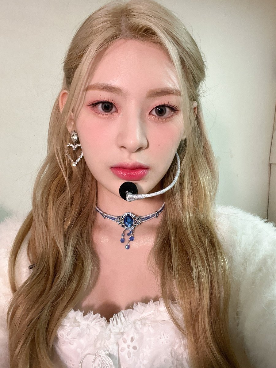 SEEUNSLOOK's tweet photo. princess seeun https://t.co/1SVJdc46PL
