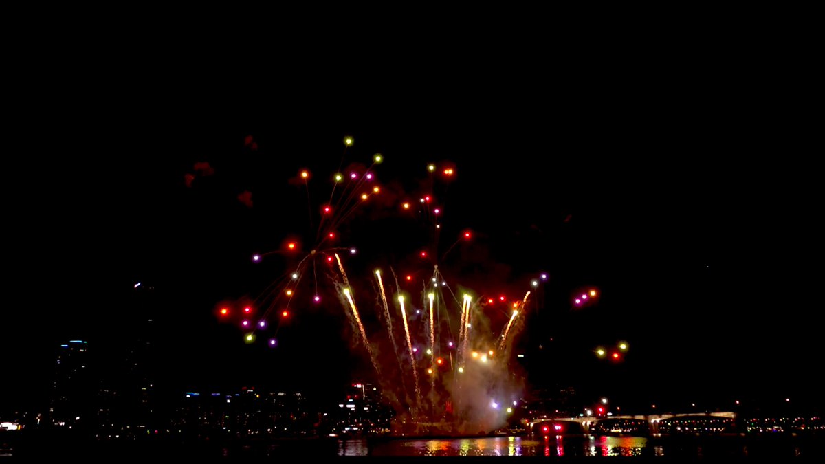흩날리는 사랑방캔디
#불꽃축제
