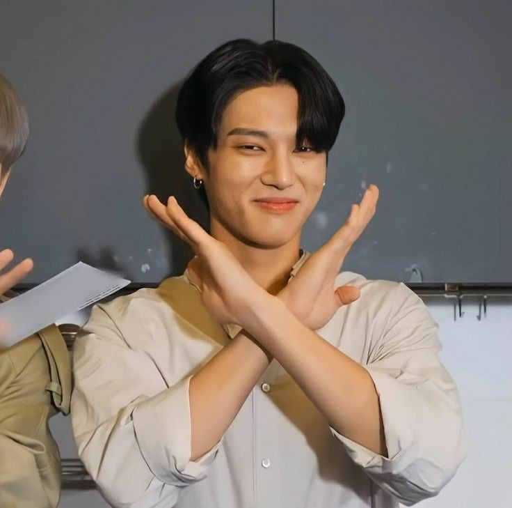 I love how wooyoung is so bold😭🤚 doesn't care abt sht when he knows he's right. Calls out ssngs on lives, defends his hyungs on pms and then stands up for their group ALL THE WHILE BEING SHADY. makes him so hot dude wtf😭🤚
