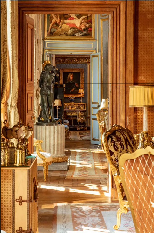 ColeccionMMoret's tweet photo. ...En mi opinión, los salones actuales, decorados por el estudio de #AlbertoPinto, no han conseguido igualar la elegancia de los tiempos de los #Rothschild. Muchos de los nuevos espacios imitan el opulento y refinado estilo Rothschild, como en esta enfilada de habitaciones 🧵... https://t.co/2c792X6Tfj