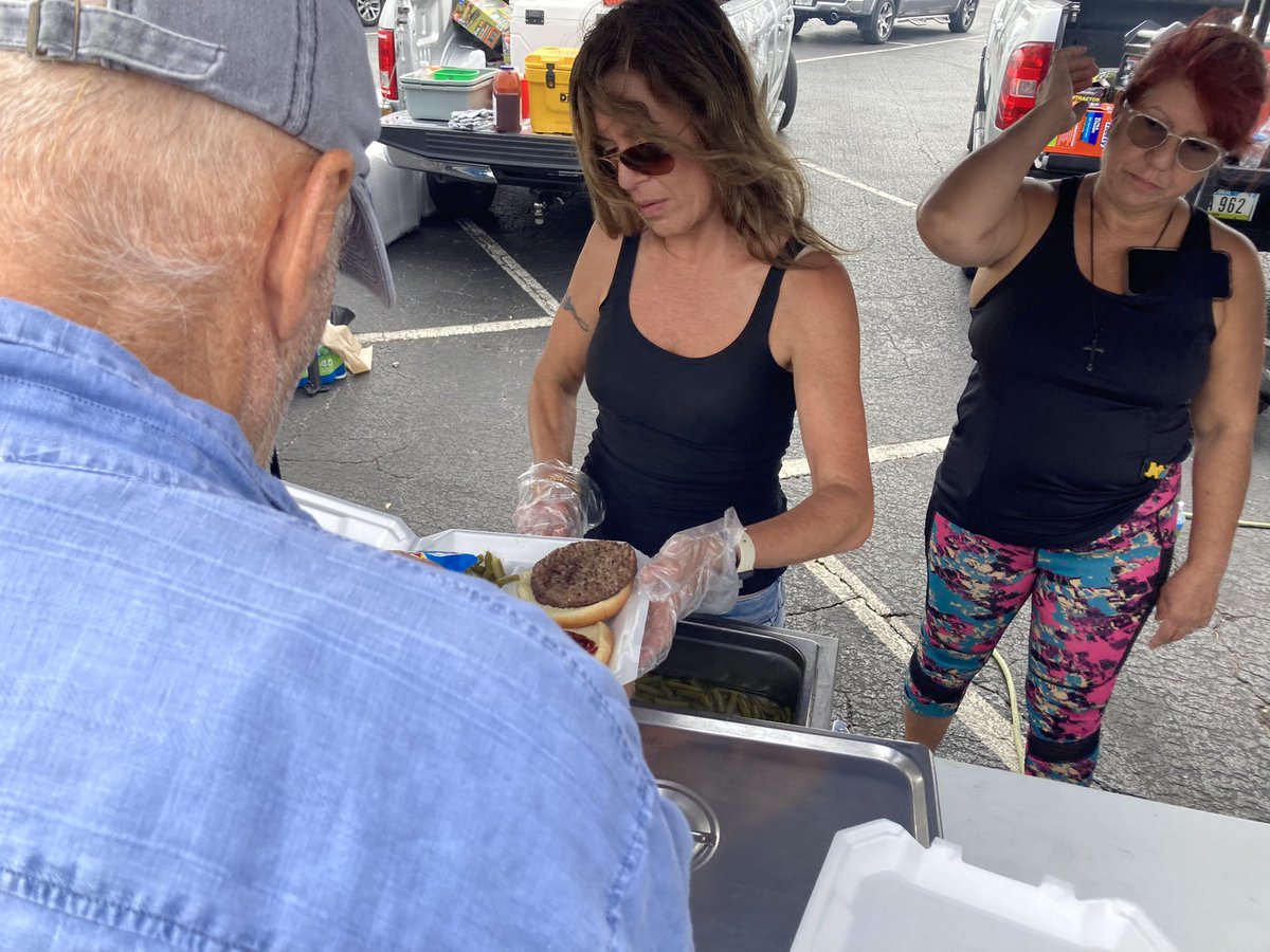 chrisearlkansas's tweet photo. North Fort Myers.   Corner of Pondella and Cleveland.  Willie Ray’s Q Shack of Cedar Rapids is up and running.  PLEASE get the word out.  Ribs ready at 1 pm Sunday.  Everyone is welcome.  No charge, of course.  @Fox4Now @MCFick https://t.co/XD36H6MUdN