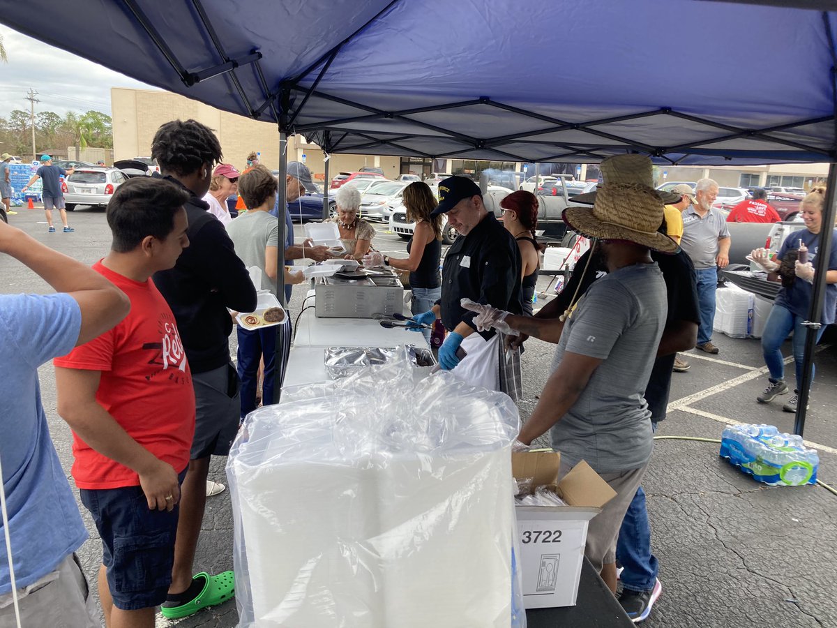 chrisearlkansas's tweet photo. North Fort Myers.   Corner of Pondella and Cleveland.  Willie Ray’s Q Shack of Cedar Rapids is up and running.  PLEASE get the word out.  Ribs ready at 1 pm Sunday.  Everyone is welcome.  No charge, of course.  @Fox4Now @MCFick https://t.co/XD36H6MUdN
