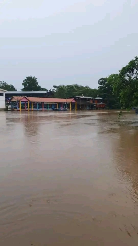 Nicolle13997529's tweet photo. #ECastillo ll
El Río Sabalo desbordado, no hay pase al Transporte por el Ferri y suspendidos los transportes acuáticos.
#UracanJulia https://t.co/F7H0GFpGoT