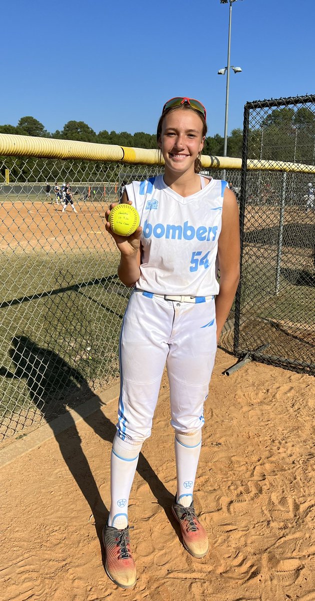 bombersGold16u's tweet photo. Ryleigh Hall with her first 💣 as a Bomber!

Exit Velo: 67 mph!

#bomberacademy https://t.co/xY9jsBNG0I