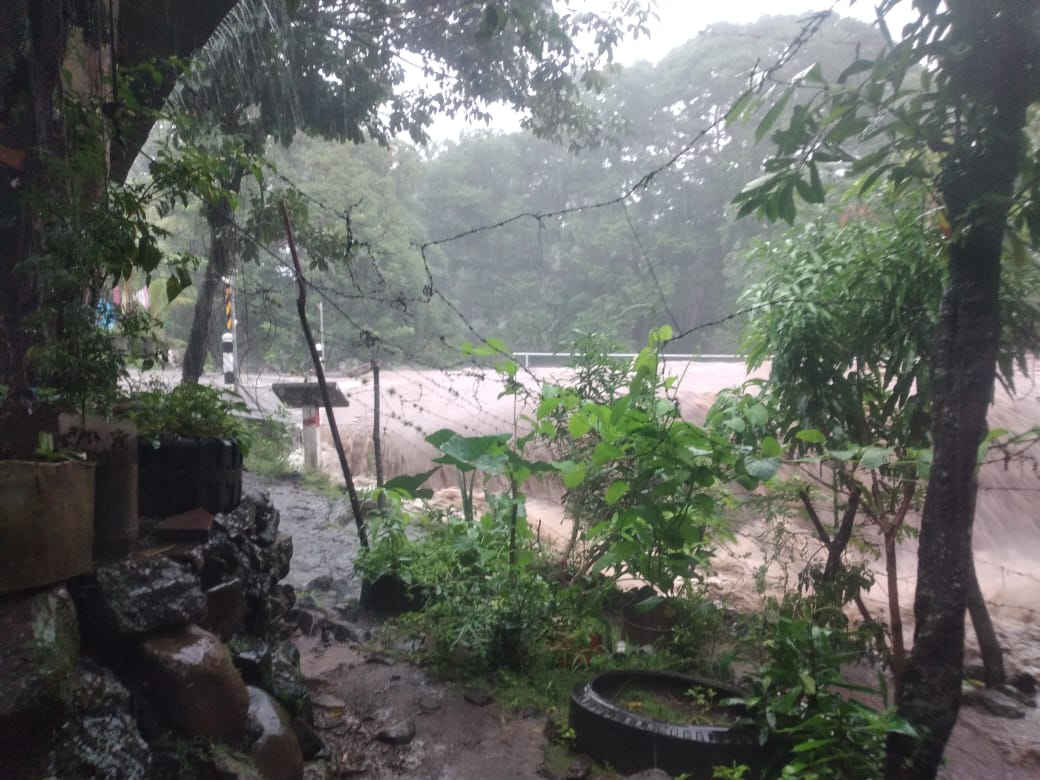 sadrashjs's tweet photo. #TormentaJulia en su paso por el centro de #Nicaragua ha dejado ríos desbordados, como el #Cuapa en #Chontales. | Brigadas ya están atendiendo la emergencia. 🚨🌩️ https://t.co/q3SkaA4Q22