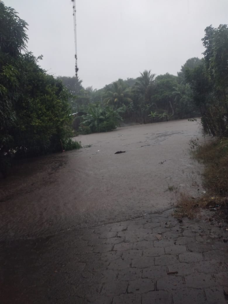 sadrashjs's tweet photo. #TormentaJulia en su paso por el centro de #Nicaragua ha dejado ríos desbordados, como el #Cuapa en #Chontales. | Brigadas ya están atendiendo la emergencia. 🚨🌩️ https://t.co/q3SkaA4Q22